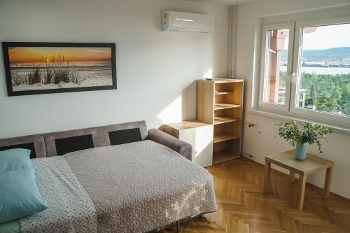 1 dormitorio con cama y ventana grande en Garden View Apartments, en Ankaran