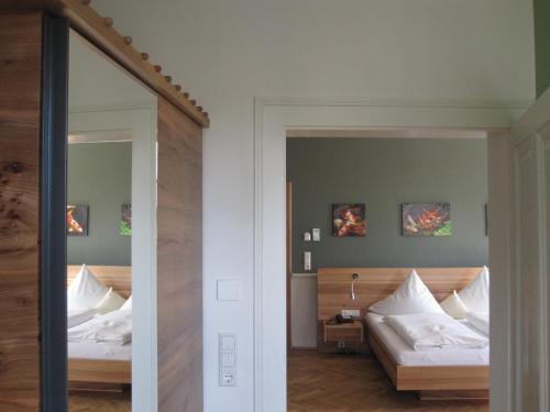 Una cama o camas en una habitación de Hotel Der Löwen