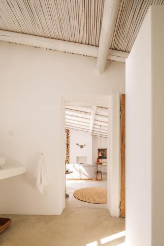 an open hallway with white walls and a ceiling at Hospedaria in Cabanas de Tavira