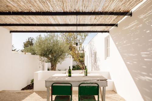 a dining room with a table and green chairs at Hospedaria in Alvisquer