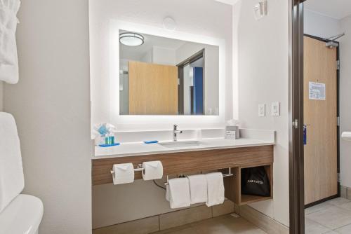 y baño con lavabo y espejo. en Holiday Inn Express West Valley City, an IHG Hotel, en West Valley City