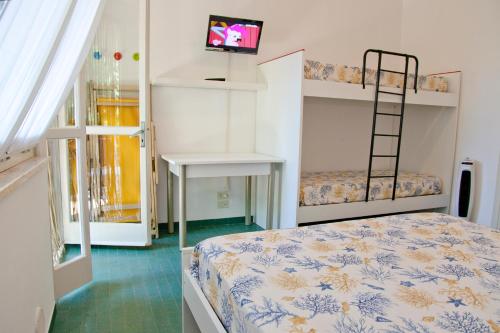 Двухъярусная кровать или двухъярусные кровати в номере Residence Casabianca