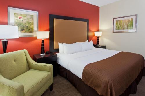 מיטה או מיטות בחדר ב-Holiday Inn Shreveport Downtown, an IHG Hotel