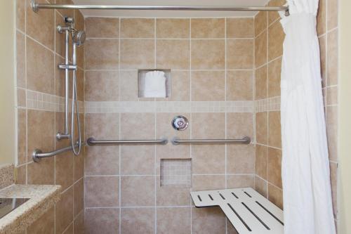 eine Dusche mit Duschvorhang im Bad in der Unterkunft Holiday Inn Shreveport Downtown, an IHG Hotel in Shreveport