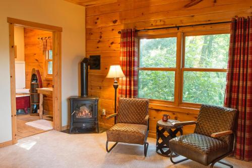 TV a/nebo společenská místnost v ubytování Lazy Bear Lodge
