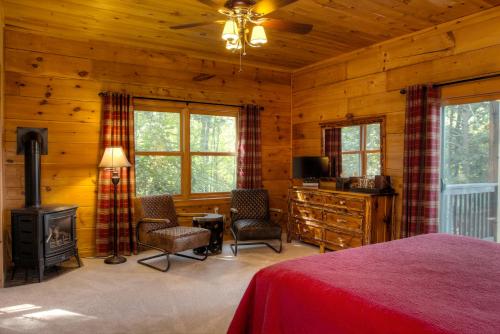 TV a/nebo společenská místnost v ubytování Lazy Bear Lodge