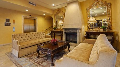 a living room filled with furniture and a fire place at Best Western Plus Sunset Plaza Hotel in Los Angeles
