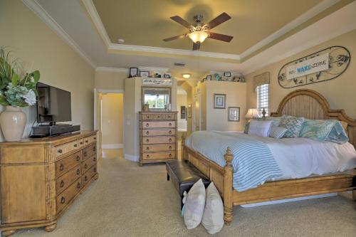 Μια τηλεόραση ή/και κέντρο ψυχαγωγίας στο Waterfront Cape Coral Home with Private Dock and Lanai