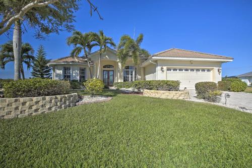 Κήπος έξω από το Waterfront Cape Coral Home with Private Dock and Lanai