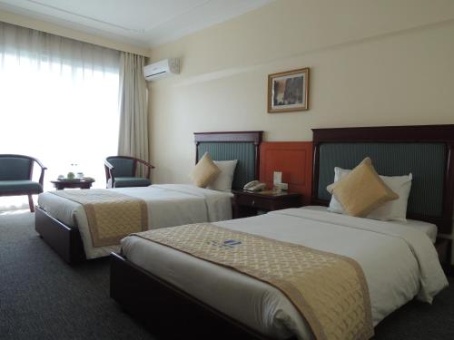 Giường trong phòng chung tại Huu Nghi Hotel