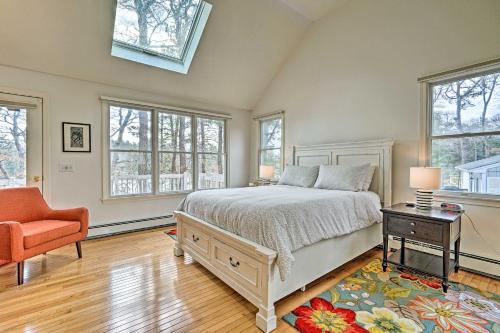 Ένα ή περισσότερα κρεβάτια σε δωμάτιο στο Spacious Waterfront Falmouth Home on Jenkins Pond!