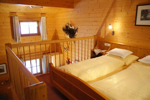 Giường trong phòng chung tại Haus Gstüat