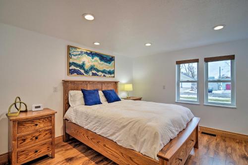 En eller flere senge i et værelse på Waterfront Bay City Home with Dock and Boat Launch!