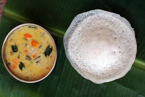 麦帕迪900 Woods Wayanad Eco Resort - A Sprawling Jungle Stay near Glass Bridge的一碗食物和一碗汤放在香蕉叶上