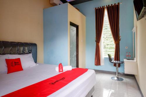 A bed or beds in a room at RedDoorz @ Gerbang Dieng Plateau Area