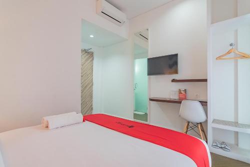Postel nebo postele na pokoji v ubytování RedDoorz Premium @ Hotel Hebat