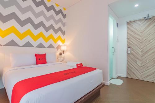 En eller flere senge i et værelse på RedDoorz Premium @ Hotel Hebat