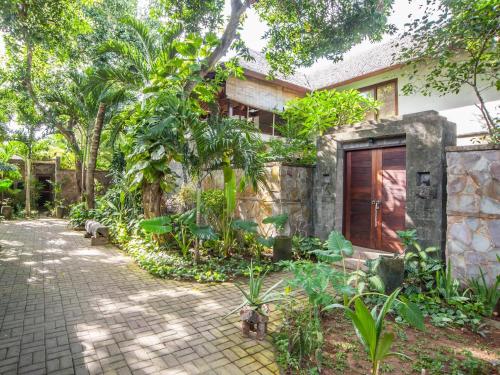 Jardín al aire libre en Mango Tree Villas Jimbaran Bali