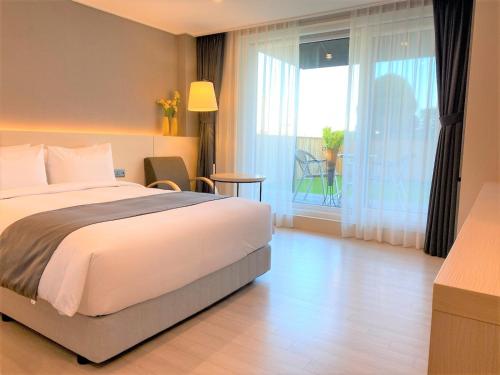 New Donghae Tourist Hotel tesisinde bir odada yatak veya yataklar