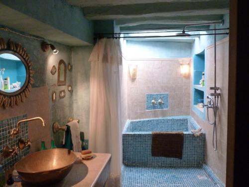 y baño con bañera y ducha con lavamanos. en La Casa de la Florencia, en Higueruela