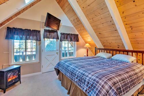 Llit o llits en una habitació de South Lake Tahoe Home with Deck and Mountain View!