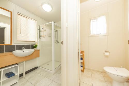 y baño con aseo y ducha. en Cottage 20 - 3 Bedroom - Lake Hume Resort, en Albury