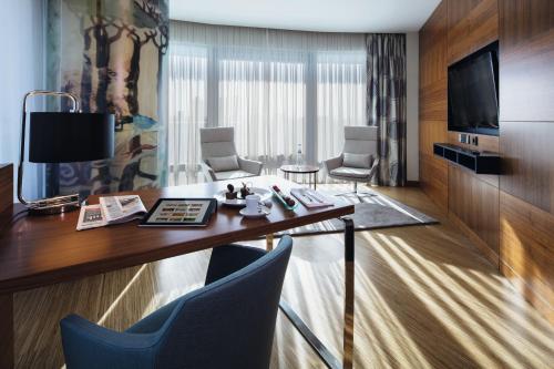 Movenpick Hotel Ankaraにあるテレビまたはエンターテインメントセンター