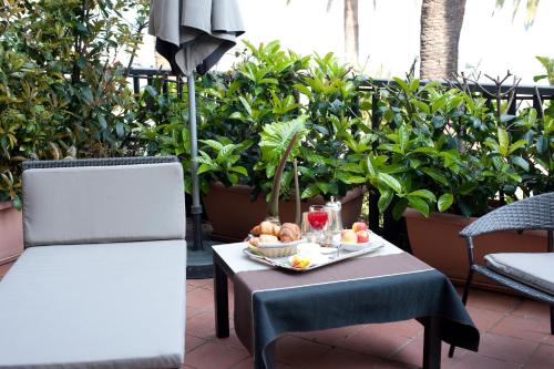 - une table et des chaises avec une assiette de fruits dans l'établissement Hotel Italia, à Noli