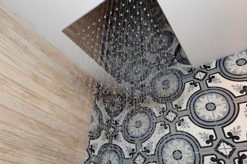 a room with a ceiling with a sprinkler at King's Rooftop Studios in Tel Aviv