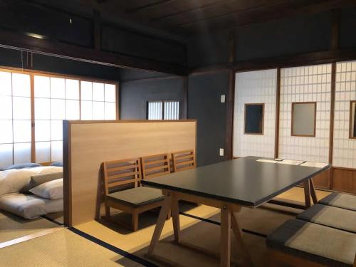 ein Esszimmer mit einem Tisch und 2 Stühlen in der Unterkunft Kitahama Sumiyoshi in Takamatsu