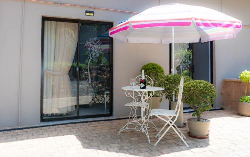 a table and two chairs and an umbrella at Barberton BnB in Barberton
