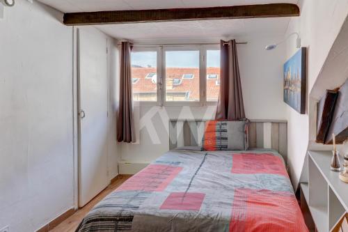 a small bedroom with a bed and a window at F2 Centre - Gare in Nice