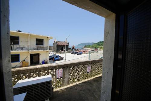 einen Balkon mit Straßenblick in der Unterkunft Yes, Sir Homestay 2 in Insel Nangan