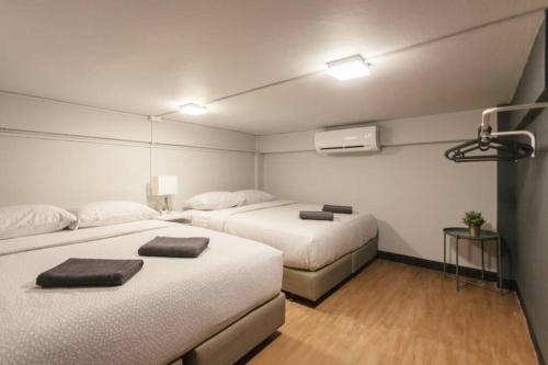 Habitación de hotel con 2 camas y toallas. en S1 Large Duplex Silom 3 Beds, Full Kitchen WIFI, en Bangkok