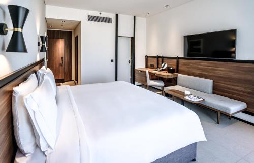 Ένα ή περισσότερα κρεβάτια σε δωμάτιο στο FORM Hotel Al Jaddaf, Dubai, a Member of Design Hotels