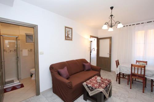 sala de estar con sofá y mesa en Apartment Zara, en Rovinj