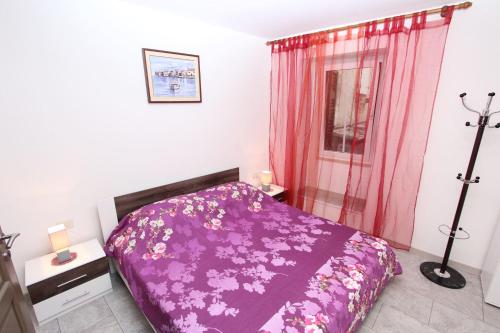 1 dormitorio con cama morada y ventana en Apartment Zara, en Rovinj