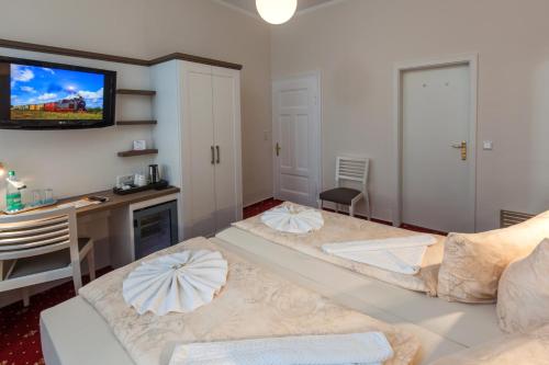 a living room with two beds and a desk at Hotel Weisse Düne in Borkum