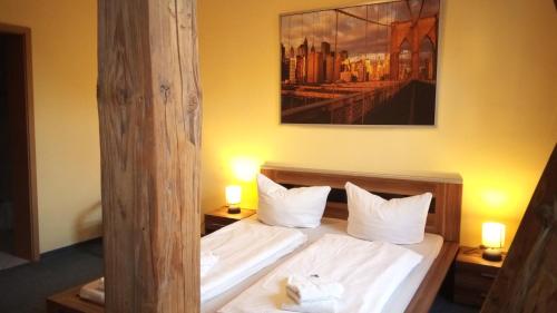 ein Schlafzimmer mit 2 Betten und einem Wandgemälde in der Unterkunft Gasthof Zur Rose in Weimar