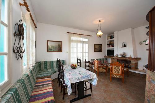 comedor con mesa y sillas en Giameiko Traditional House Kalymnos, en Kalymnos
