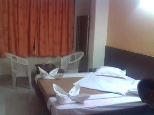 Postel nebo postele na pokoji v ubytování HOTEL ABHISHEK, Shirdi