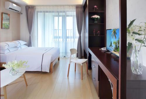 Un pat sau paturi într-o cameră la Green Collection Care Hotel (24 Hours Free Transfer from Meilan Airport/Railway Station)