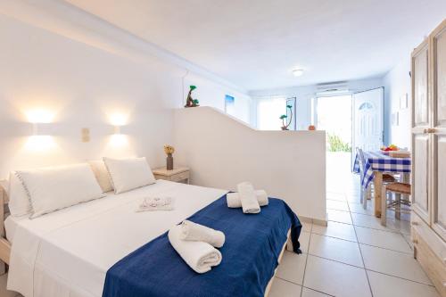 - une chambre avec un lit et 2 serviettes dans l'établissement Alea Apartments, à Náoussa