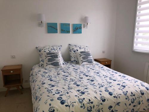 - une chambre avec un lit doté de draps et d'oreillers bleus et blancs dans l'établissement Maison AN NEIZIG, à l'Île-Tudy