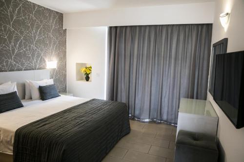Łóżko lub łóżka w pokoju w obiekcie Theo Sunset Bay Hotel