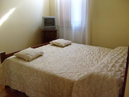摩德納的住宿－阿賽伊爾穆利尼奧迪納威賽羅住宿加早餐旅館，一间卧室配有一张床,上面有两条毛巾