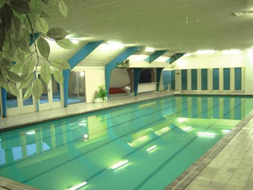 a large swimming pool in a building at Chalet la Catrina - Bungalow 41, Sunclass Durbuy in Durbuy