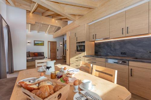 eine Küche mit einem Holztisch mit Essen drauf in der Unterkunft Biobauernhof Mittermoos in Fieberbrunn