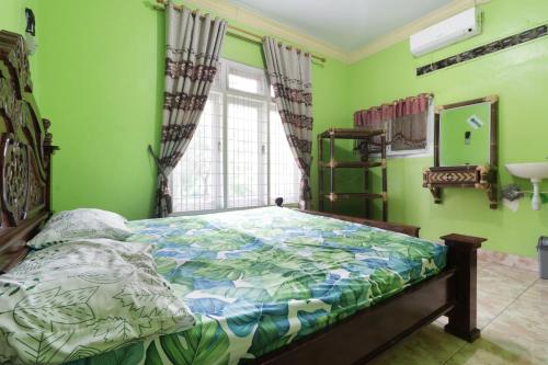 Tempat tidur dalam kamar di Waroeng Transit & Depary Homestay