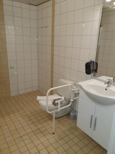Koupelna v ubytování Ariston Hotell